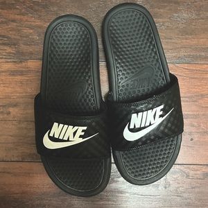 Nike Women's slides color black